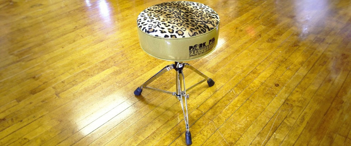 setting up and adjusting a drummer stool